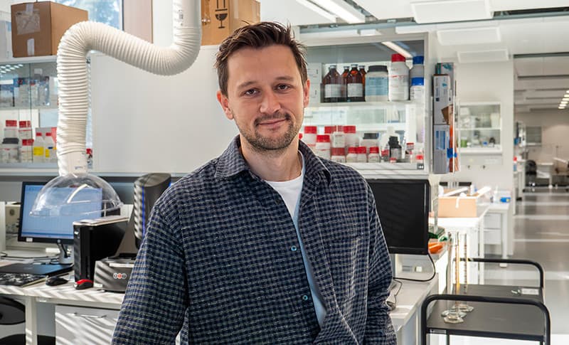 Professor og ledende overlæge på Klinisk Biokemisk Afdeling på Bispebjerg Hospital Nicolai J. Wewer Albrechtsen mener, at automatiserede blodprøvetagninger potentielt kan bringe sundhedsvæsenet tættere på borgerne. Foto: Bispebjerg og Frederiksberg Hospital