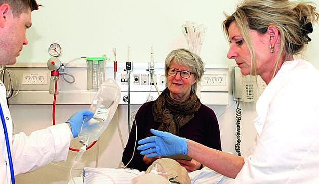 Doris Østergaard (i midten) under simulationstræningen. (Foto: DIMS)