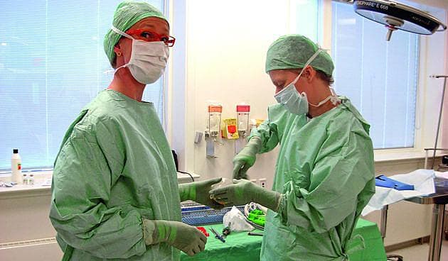 Overlæge Irene Hvidtsted (tv) gør klar til operation.