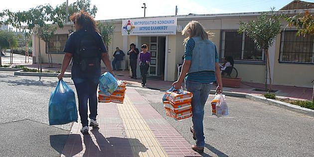 Frivillige slæber doneret medicin til nødklinikken. (Foto: Metropolitan Community Clinic, Athen)