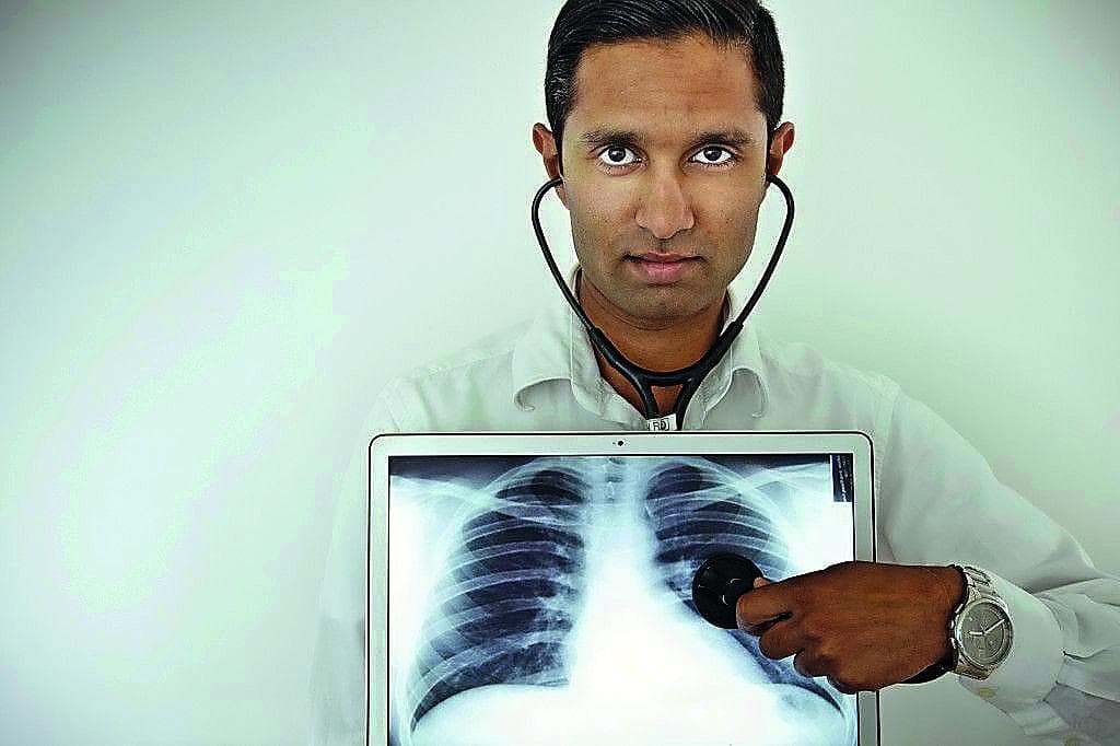 Imran Rashid er her i gang med sit projekt med videokonsultationer, så man kan gå til læge over computeren.