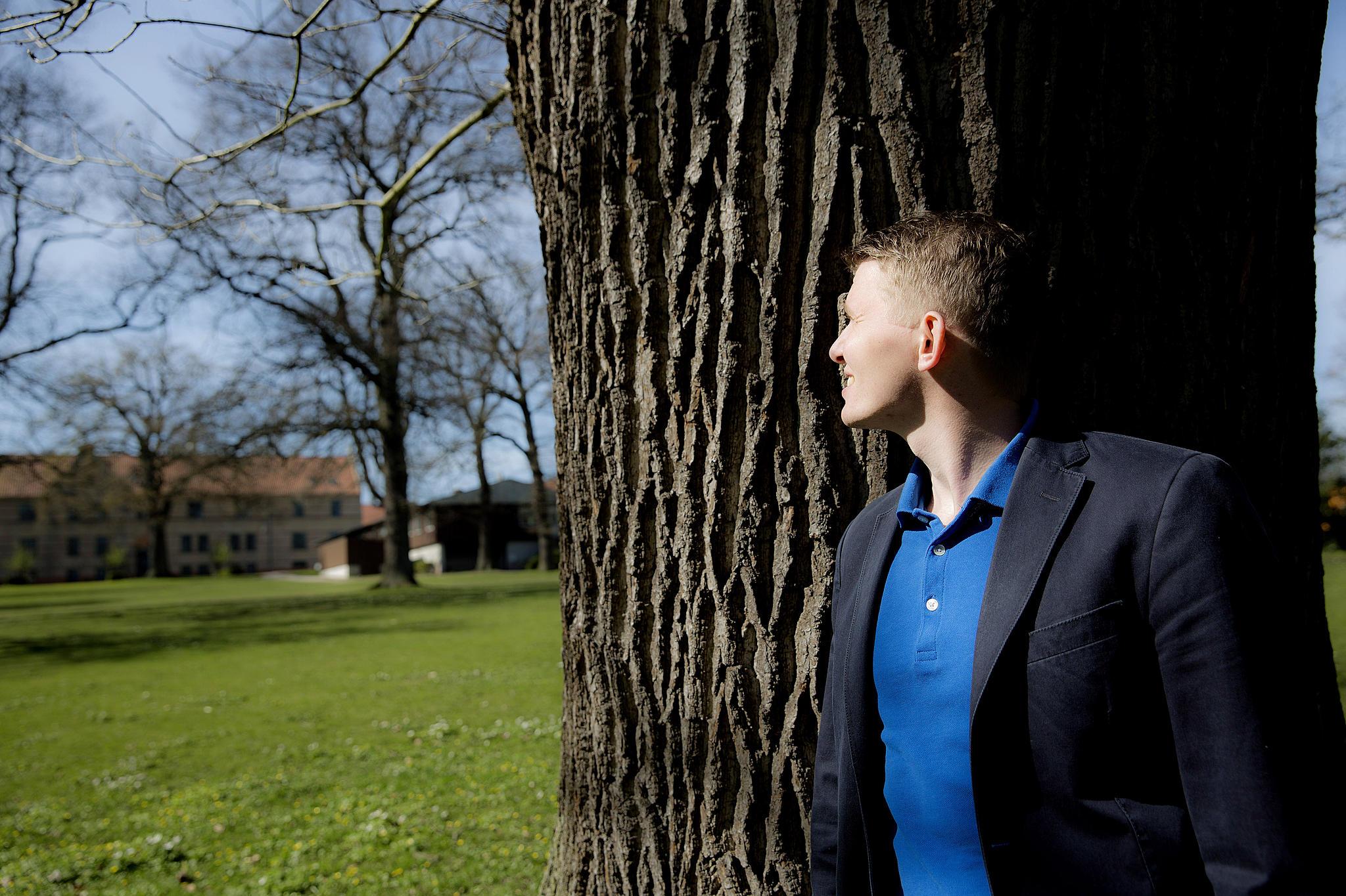 Andreas Wernlund er psykiater her fotograferet i parken til Psykiatrisk hospital i Riiskov i Århus.