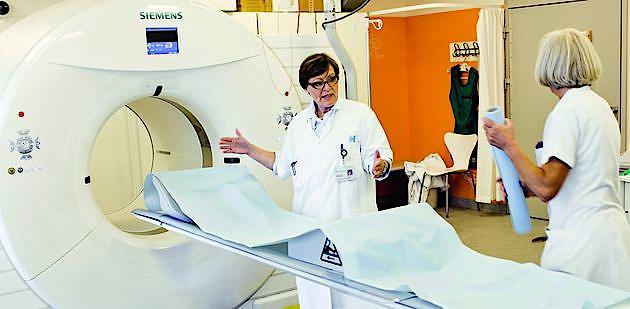 Liselotte Højgaard, professor og klinikchef for Klinisk Fysiologi, Nuklearmedicin & PET på Rigshospitalet, foran en af Rigshospitalets fem PET/CT-skannere.  Foto: Claus Boesen