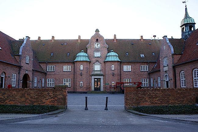 Sikringen i Nykøbing Sjælland huser de mest farlige psykiatriske patienter i Danmark. Men de 30 pladser er ikke nok, siger psykiatridirektør.