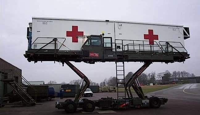 De to sammenkoblede containere indeholder isolationsstue og fylder lastrummet på et C130 Hercules transportfly. (Privatfoto)