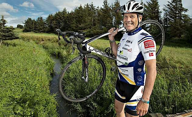 Læge Jesper Holmelund på cykel ved Liver å. Foto:  Lars Horn / Baghuset