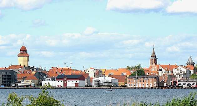 En væsentlig årsag til lægemanglen i Nykøbing Falster (billedet) er afstanden fra København, siger sygehusdirektør Arne Cyron. (Foto: Wikipedia)