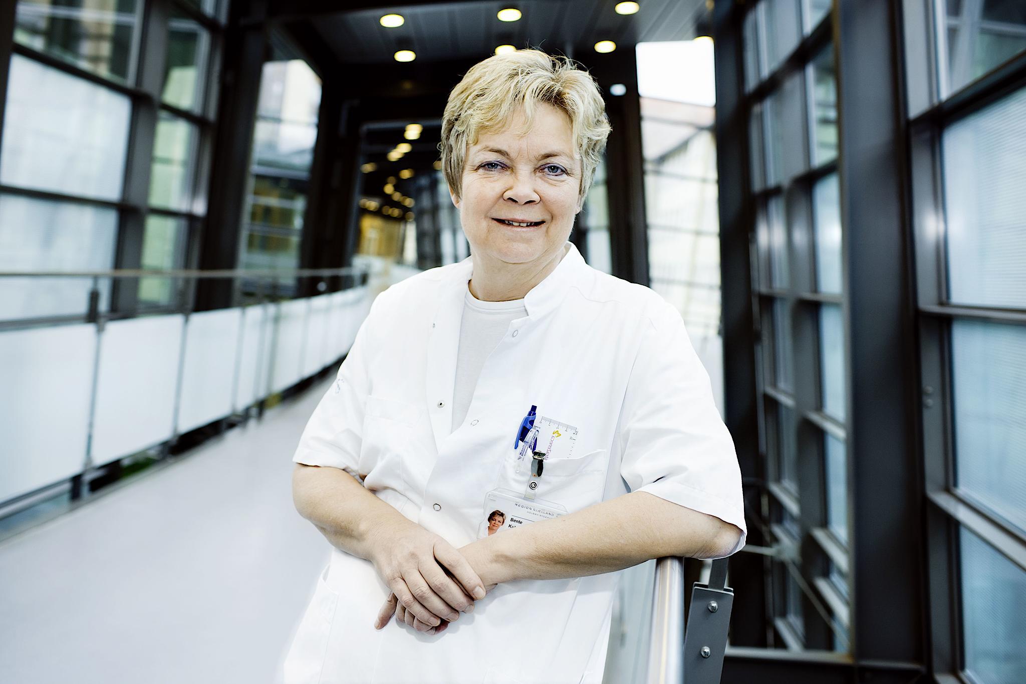Specialeansvarlig overlæge på Holbæk Sygehus' hjerteafdeling Bente Kühn Madsen har ransaget sin måde at være læge på og synes ikke, at hun forskelsbehandler. Foto: Claus Boesen.