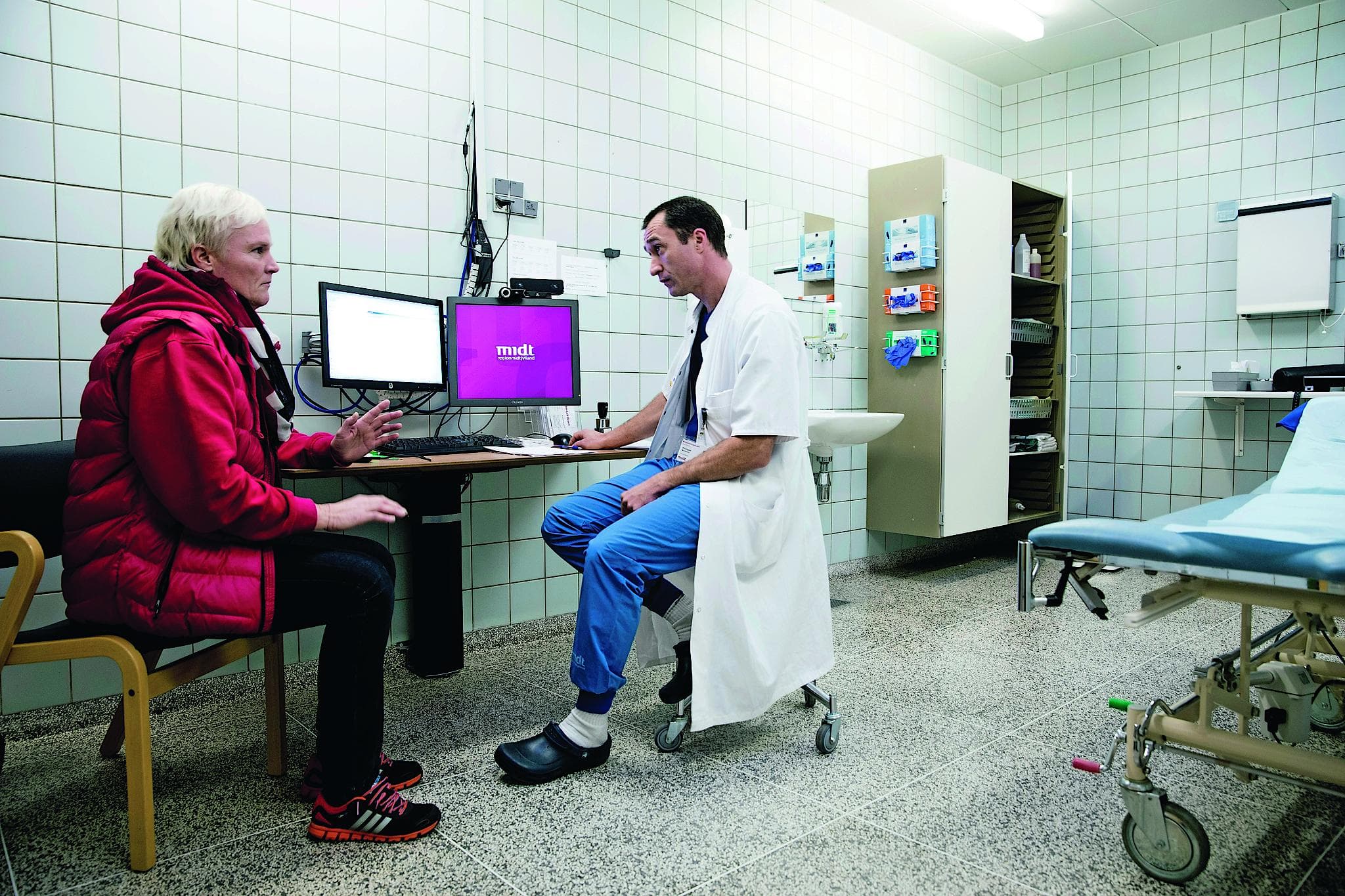Ledende overlæge Jacob Stouby Mortensen ortopædkirurgisk afdeling Q Regionshositalet  Randers. Her er det imidlertid læge Nikolini Phillippe med patient Birgitte B.