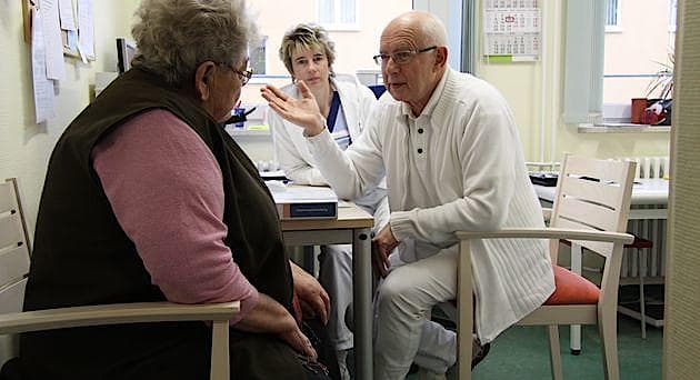 Den 71-årige Reinhold Schrambke arbejder som praktiserende læge på timebasis i et center drevet af den regionale lægeforening. Foto: Mathias Irminger Sonne.