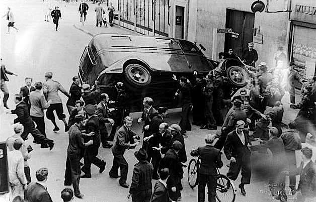 Modstandsbevægelsen stod stærkt i Odense. Det var ikke tilfældigt, at dødspatruljerne slog hårdt til her. Væltet politibil i Odense under folkestrejken 1943.