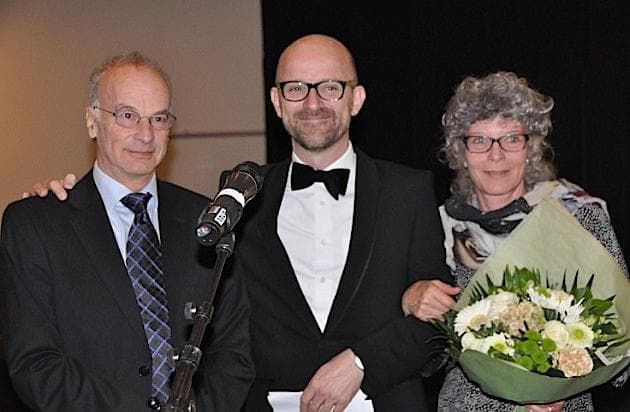 Årets modtager af Barfred-Pedersens hædersgave, Allan Krasnik og frue, Else Krasnik og Mads Koch Hansen. Foto: Lægeforeningen.