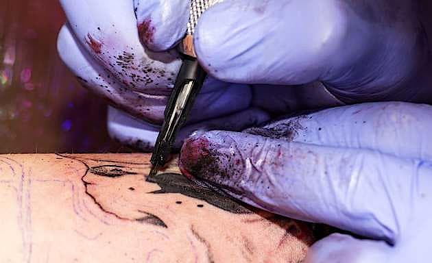 Der er strenge, formelle hygiejnekrav, hvis man vil sælge fisk fra en kutter, men ingen krav til tatovørens hygiejniske standard. Foto: Colourbox