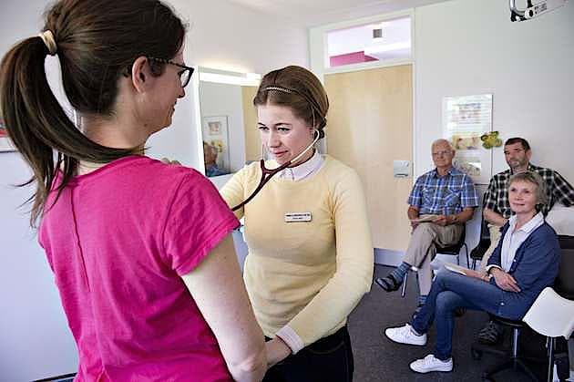 Stud. med. Hanna Poulsen til eksamen i lægehuset i Sulsted med professor Niels Bentzen, praktiserende læge og censor Holger Schmedes, læge Nitnoi Winsløw og en patient. Foto: Lars Horn / Baghuset