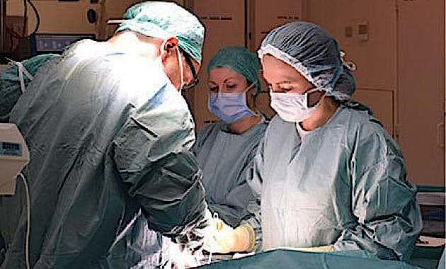 Højrisikoprocedure, såsom større mave-tarm-kirurgi, er forbundet med en markant øget risiko for myokardieskade i det perioperative forløb.