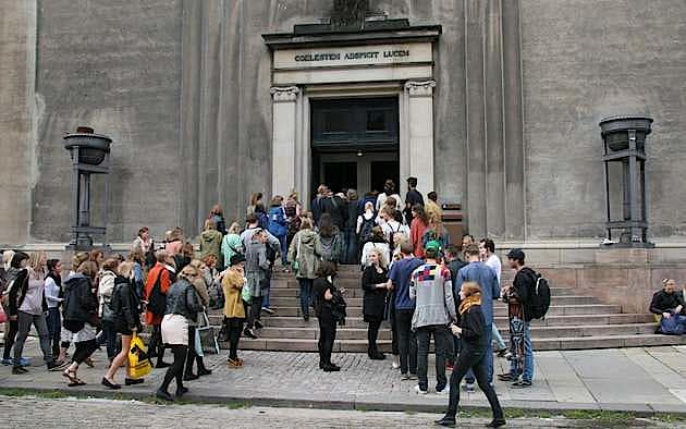 Medicin på KU taber ansøgere - måske pga. høje adgangskrav. Men mange vender tilbage, når de skal tage kandidatdelen. Foto: Studerende ankommer til immatrikulationsfest i København 2011. Foto: Jens Fink-Jensen