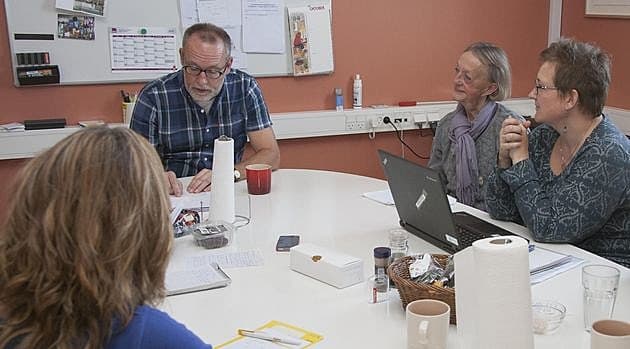 Camilla Høegh-Guldberg (tv) og Christian Jensen, praktiserende læger i Præstø, under stuegang med Vordingborg Kommunes Liselotte Pedersen og Anja Otzen (th). Foto: Finn John Carlsson.