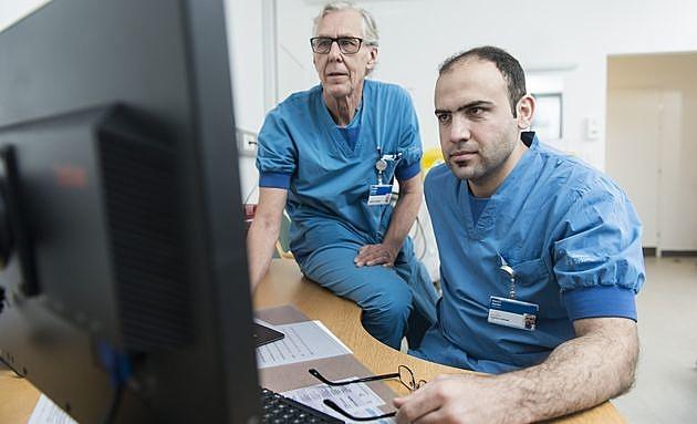 I sit praktikforløb hos Troels Vedel lærer Samir blandt andet at føre journal og at bruge dansk hospitalsudstyr. Her øver han sig i at finde rundt i it-systemet. Foto: Palle Peter Skov