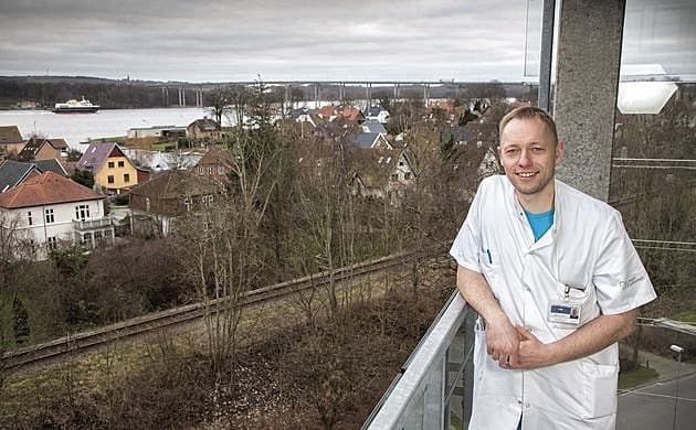 Bjørn Nedergaard - foran udsigten fra uddannelsesstedet på Ortopædisk afdeling, Svendborg Sygehus. 