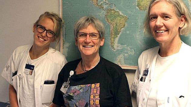 Læge Lærke Andersen, ledende overlæge Charlotte Wilken-Jensen og overlæge Gitte Kronborg - og bag dem de Syd- og Mellemamerikanske lande, der er ramt af zika-virus. Foto: Klaus Larsen