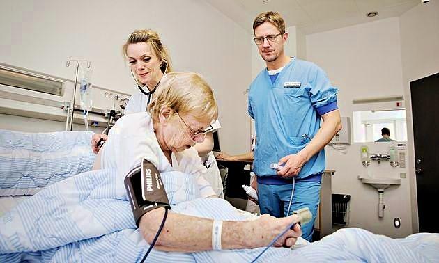 Mille Morberg til venstre med ledende overlæge Larry Kristiansen hos en patient. Foto: Astrid Dalum.