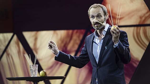  Lars Boesen performer. Tre års forskning skal fortælles på tre minutter for øjnene af et fyldt koncerthus. Foto: Jakob Dall