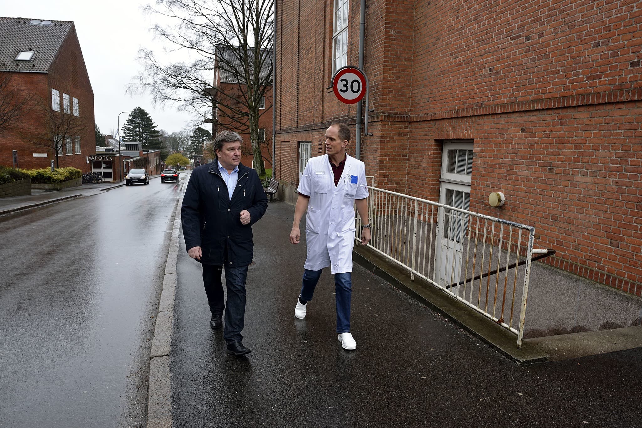 Lægefaglig direktør Claus Thomsen (til venstre) og professor Troels Krarup Hansen på vej til det brugerinddragende hospital.  Foto: Jørgen Ploug.