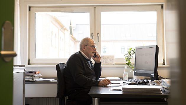 Vicedirektør på Aalborg Universitetshospital Kim Mikkelsen passer telefonen i ”Ring til sygehusledelsen”. Foto: Michael Bo Rasmussen