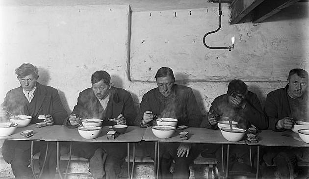 Se på den lyse side: I lever meget længere! Bespisning af fattige i København omkring 1900. Foto: Holger Damgaard/Polfoto.