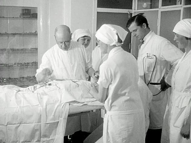 Når der kun var 400 stillinger til yngre læger på landets sygehuse var der i 1933 frygt for, at 145 nye kandidater om året snart ville føre til stor arbejdsløshed for læger. Billede fra dokumentarfilm om Dronning Louises Børnehospital, 1929.