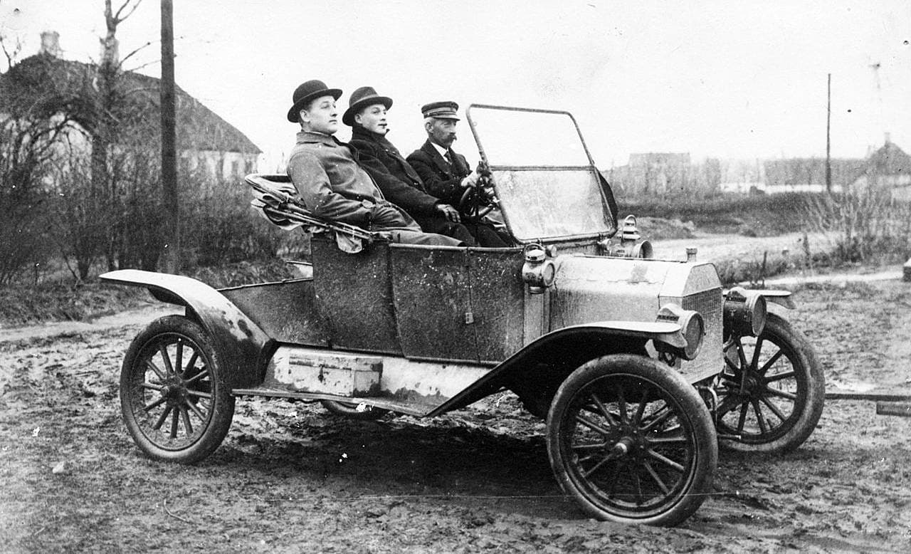 Lægen var en skikkelse, som ikke var vant til nærgående indblanding fra myndighederne. Her en unavngiven læge med chauffør, ca. 1925. Foto: Lokalhistorisk Arkiv for den tidl. Støvring Kommune