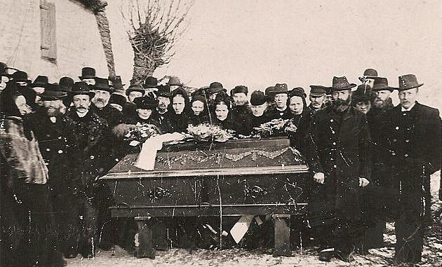 Hansine Poulsen begraves, 1902. Foto: Nebsager Lokalarkiv.