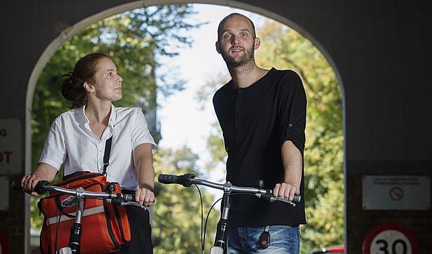 Max Ryberg cykler ud til patienter en til tre gange om ugen. Der er altid en sygeplejerske med. Her er det sygeplejersken Bettina Vestergaard. Foto: Klaus Holsting