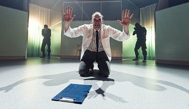 Der er fuld fart på og masser af humor i den sorte komedie om overforbrug og forvaltning af forskningsmidler. Foto: Morten Fauerby. 