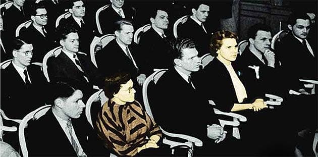 Engang var kvindelige læger et særsyn. I dag er de i flertal. Her er historien om en praksis, der i 100 år har været drevet af kvinder. På billedet ses den ene af de fire læger, i jakke og bluse, til sin dimission efter lægeeksamen i 1955. Foto: ABC foto