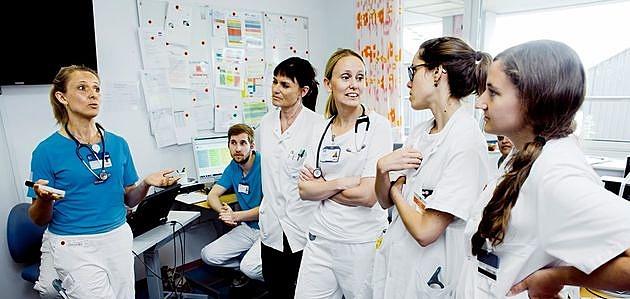 I dag er der et lille flertal af kvindelige læger i Danmark, men inden for de næste årtier vil der være langt flere kvinder end mænd. Foto: Arkivfoto