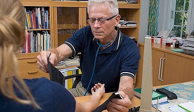 I Danske Regioners vision skal almen praksis i fremtiden  "løse alle opgaver omkring udredning, behandling, monitorering og kontrol". Foto: Colourbox