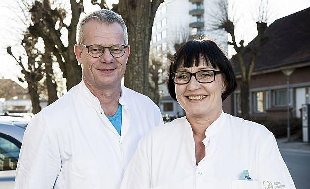 Peter Sørensen, ledende overlæge på Onkologisk afdeling på OUH og Karin Holmskov, overlæge, er i fuld gang med at udforske realismen i visionen bag "den patientansvarlige læge". Foto Heidi Lundgaard.