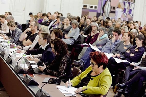 Folketingets sundhedsudvalg og en masse læger, jordemødre og andre nysgerrige var mødt til hastehøringen på Christiansborg. Foto: Claus Boesen
