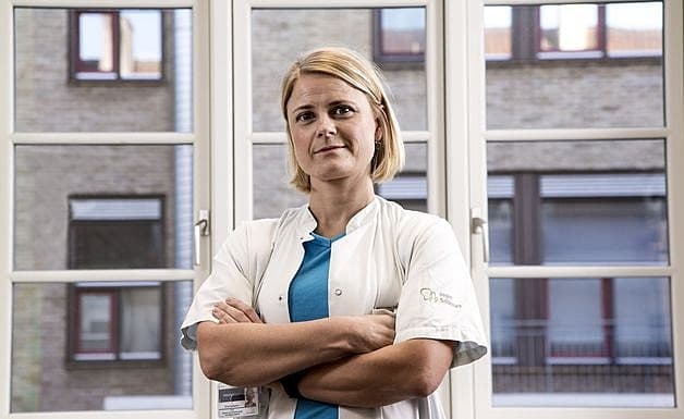 Nyuddannede lungemediciner og afdelingslæge Eline Gantzhorn har en overlæges ansvar og opgaver. Hendes håb om at blive overlæge snart kan blive forpurret af den nye regel om at en overlægestilling kræver femårs anciennitet. Foto: Heidi Lundsgaard.