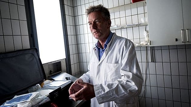 Statsobducent Peter Mygind Leth assisterer sammen med vicestatsobducent Peter Thiis Knudsen Polen med at genundersøge ofrene for flystyrtet i 2010, der bl.a. dræbte præsidenten.