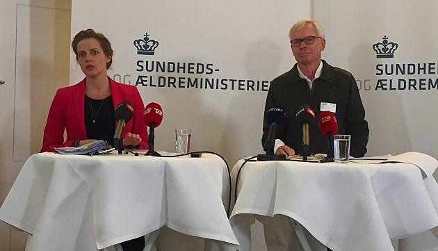 Sundhedsminister Ellen Trane Nørby (V) og formanden for Lægedækningsudvalget Martin Teilmann ved pressemøde onsdag. Foto: Anders Heissel
