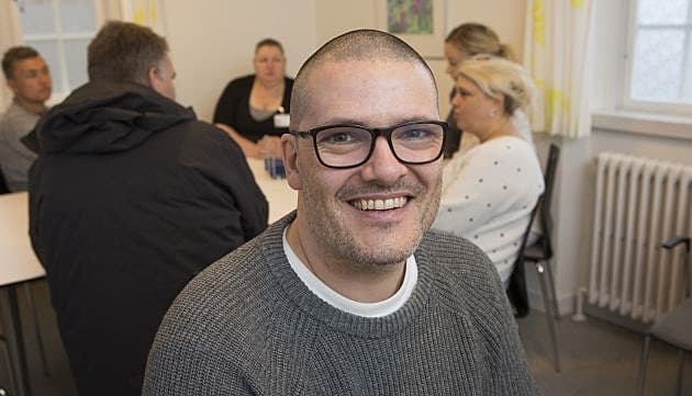 Ragner Klein Olsen, læge i introduktionsstilling i Psykiatrien Syd i Region Sjælland, har ved selv at yde det, han kalder en lille indsats, fået et bedre arbejdsmiljø på afdelingen. Foto: Finn John Carlsson