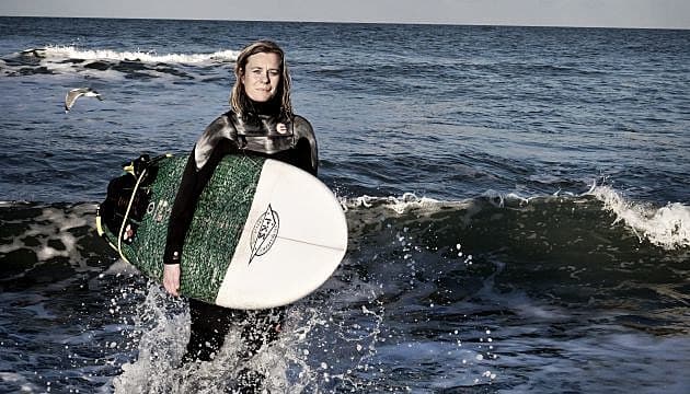 Lina Hundebøll Jespersen er KBU’er og fællestillidsrepræsentant for de yngre læger på sygehuset i Thisted. Og bor sammen med flere af de andre KBU’ere i surferparadiset “Cold Hawaii” i Klitmøller. Foto: Cathrine Ertmann