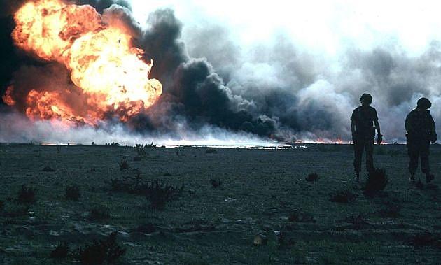 Under Golfkrigen blev soldater udsat for ekstreme miljøpåvirkninger – blandt andet røgen fra brændende oliefelter. Der er dog ingen evidens for, at de fysiologiske påvirkninger har været årsag til øget sygelighed blandt veteranerne. (Foto: Wikimedia)