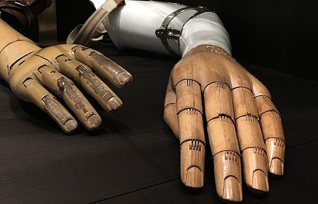 Arm- og håndproteser - uden funktionalitet, men med sirligt udskårne negle og bøjelige fingre. Foto: Medicinsk Museion.