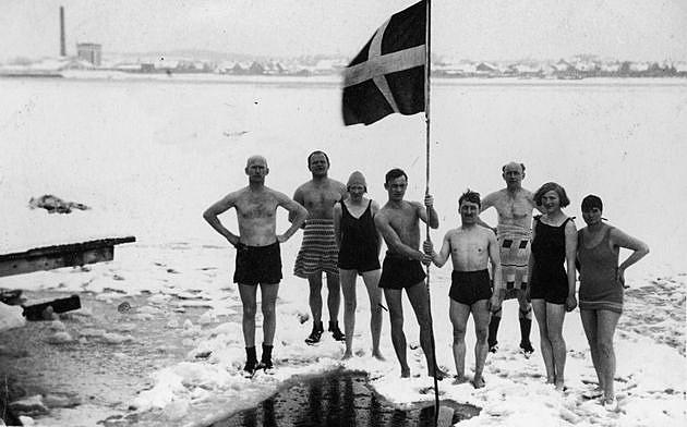 Medlemmer af vinterbadeforeningen Isbjørnen, Aalborg i 1920'erne. Foto: Aalborg Stadsarkiv.