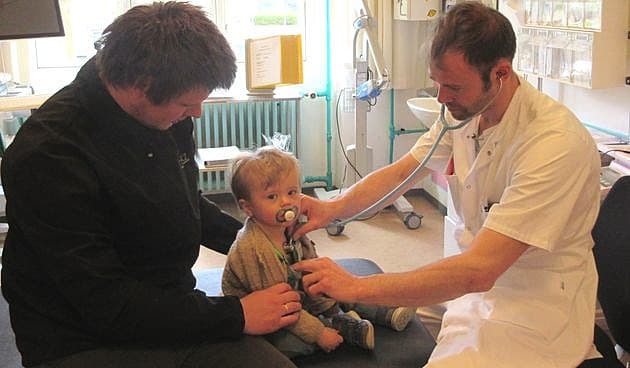 Læge Absalon Eysturoy med patient. Privat foto.