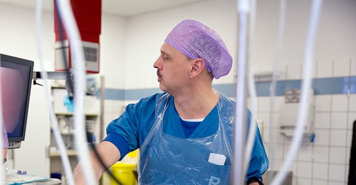 På Aarhus Universitetshospital har patienter med godartet spiserørsforsnævring mulighed for selv at sige til, hvis de har synkebesvær og brug for et indgreb. Her ses organkirurg Niels Christian Bjerregaard og team i aktion. Foto: Helene Bagger