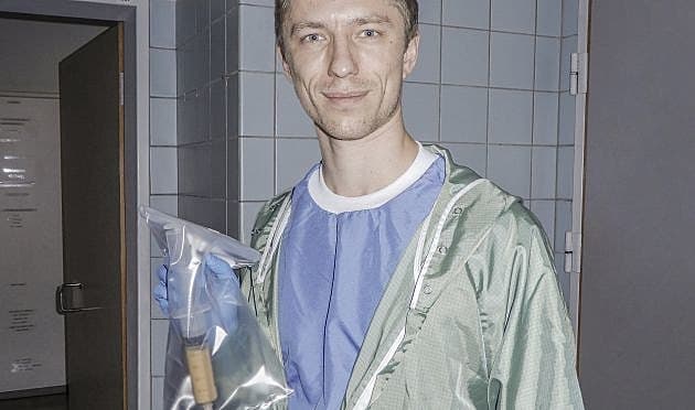 Peter Vester-Glowinski er læge og klinisk assistent på Klinik for Plastikkirurgi, Brystkirurgi & Brandsårsbehandling på Rigshospitalet. Her står han med 40 ml ren stamcellesuspension i hånden. Foto: Tina C. Rasmussen